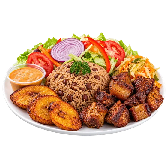 Assiette de griot d’Africaraïbe : porc frit, riz collé, bananes plantains, salade et pikliz
