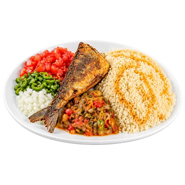 Poisson frit avec attiéké, sauce aux légumes, tomates, piments et oignons